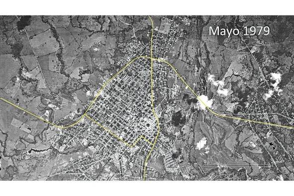 Cuadrícula de calles en el centro de David. El límite norte de la cuadrícula con la carretera Panamericana y con otras vías, delineadas en amarillo por el autor.