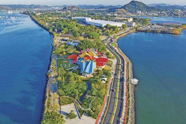 Vista aérea del Biomuseo, ubicado en la calzada de Amador, ciudad de Panamá.