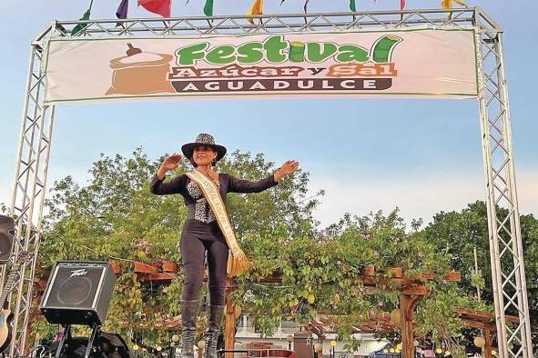 Esta actividad cultural turística contó con exhibiciones de instituciones gubernamentales, organismos locales, artesanos y comercios.