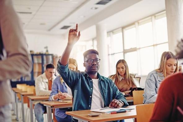 Como Instituciones de Educación Superior (IES), las universidades fomentan el desarrollo de conocimientos y habilidades necesarias para abordar desafíos sociales.