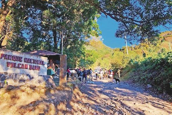 Turistas ingresan al Parque Nacional Volcán Barú.