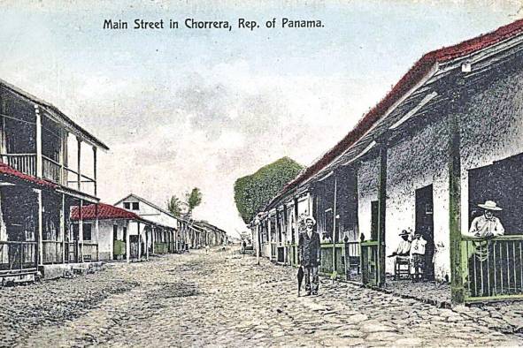 Calle principal en La Chorrera, Panamá. En septiembre de 1895 llega el alumbrado público a La Chorrera, a cargo del municipio que para esa época tenía unos 5.000 habitantes.