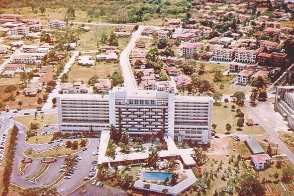 Hotel Panama Hilton, con la urbanización Campo Alegre al fondo. Postal fotográfica.