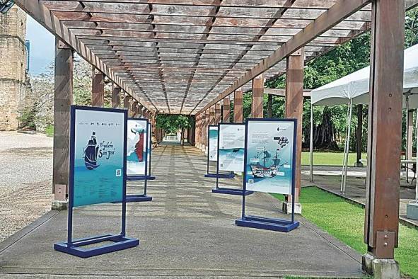 'El Galeón San José Historia de un Naufragio' se compone de 12 paneles colocados al aire libre.