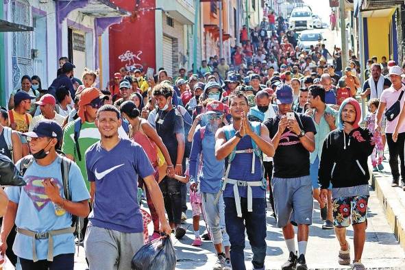 Cientos de migrantes caminan en caravana hoy, en el municipio de Tapachula, en el estado de Chiapas.