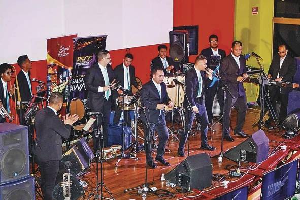 Orquesta Son del tumbao, durante un concierto.