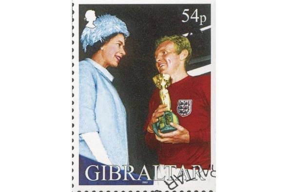 Sello postal de Gibraltar que muestra a Bobby Moore, capitán de Inglaterra, recibiendo el trofeo Jules Rimet de manos de la reina Isabel II.