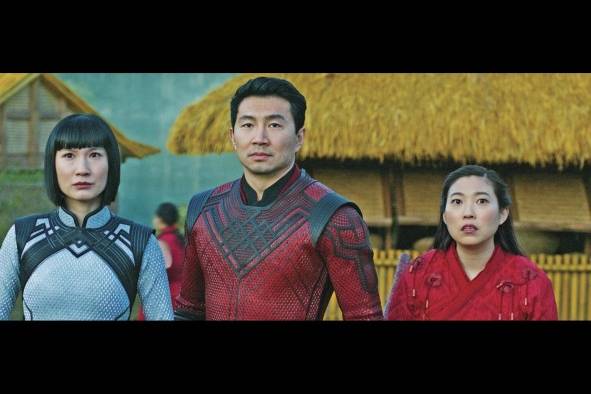 La actriz Awkwafina (Der.) destacó el gran paso de Marvel al crear un espacio para la cultura asiática tradicional.