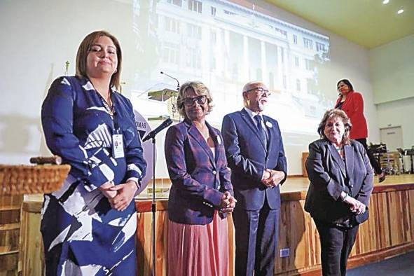 Ana Belén Araúz, secretaria de la comisión Centenario (izq.), Ivette Berrío, viceministra de Salud (cen.) y Elías García Mayorca, director médico general del HST (der.).