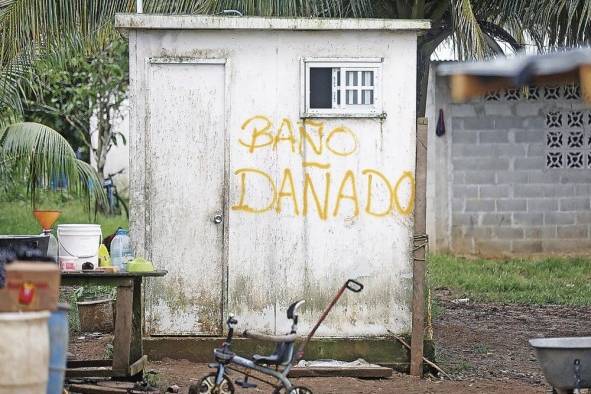 Sin agua potable ni baños dignos, la defecación ocurre a campo abierto, ante la amenaza de un brote de cólera.