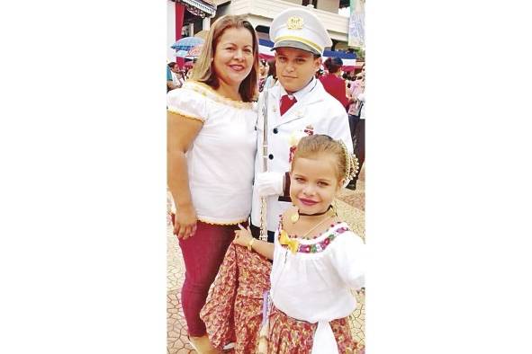 Tradicionalmente, niños y adultos se dan cita en el desfile para lucir el traje típico en una fiesta cultural.