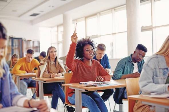 La Universidad inició sus labores en el caserón del Instituto Nacional y así continuó durante algunos años.