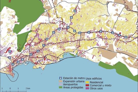 Entorno de la ciudad de Panamá para 2016, con información sobre los usos de suelo. La expansión urbana basada en la construcción de urbanizaciones generó una ciudad segregada en sus usos. En esta imagen es posible visualizar cómo en San Miguelito, tanto en las áreas informales como formales, predominan casi en su totalidad los usos residenciales, mientras que las áreas desarrolladas en su mayor parte entre 1904-1940 como Calidonia, Bella Vista o San Francisco, además de en los ejes viales principales, predominan los usos comerciales.