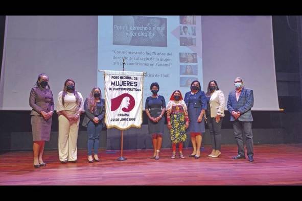 De izq a Derecha, Yessenia Rodriguez, Nadine González, Marinés Tapiero, Walkiria Chandler D'Orcy, Petita Ayarza, Yara Campos, Emelie García y Luis Romero, la tarde del estreno del documental.