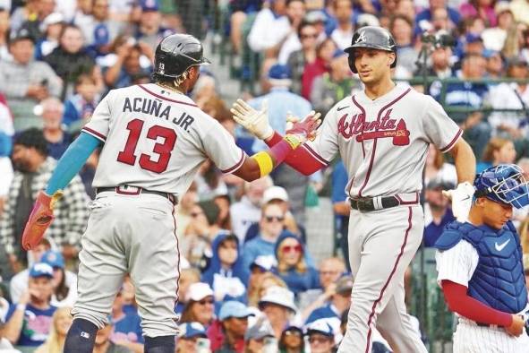 Ronald Acuña Jr. y Matt Olson (Der.), de Atlanta, son serios aspirantes al premio al JMV de la Liga Nacional.