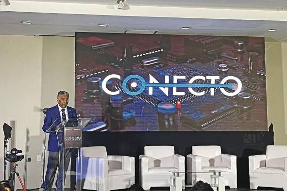 El doctor Eduardo Ortega Barría durante la presentacíón de la plataforma 'Conecto'.