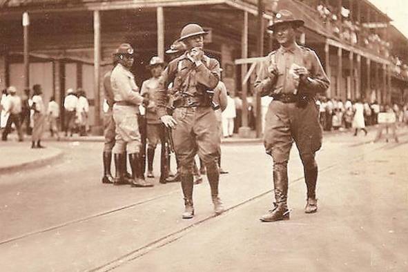 Oficiales del ejército estadounidense patrullando la ciudad de Panamá durante 1925.