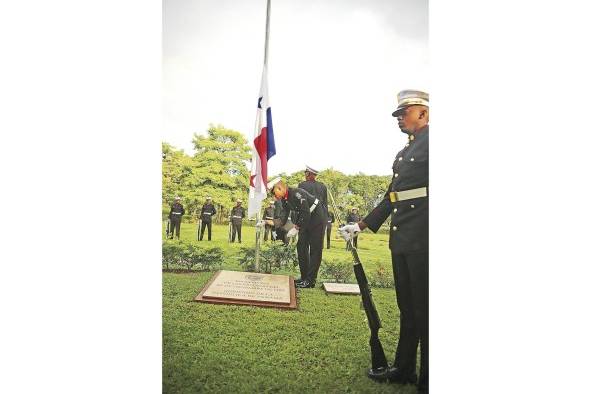 Acto oficial de recordación a las víctimas de la Invasión en el Cementerio jardín de Paz