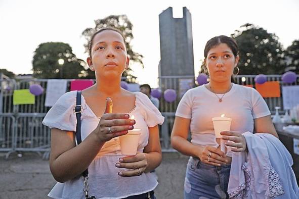 Se realizó una vigilia frente a la Asamblea para exigir respuestas.