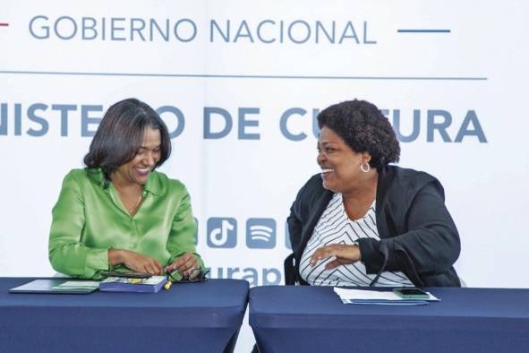 La ministra de Cultura, Giselle González Villarrué, junto a la directora de la Red de Orquestas, Electra Castillo.