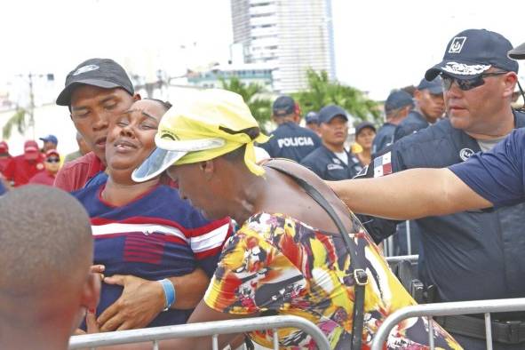 Algunos incidentes en la entrada del lugar.