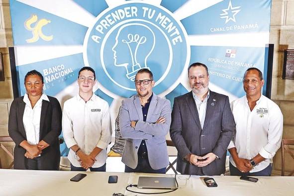 Los encargados de ejecutar el proyecto que beneficiará a comunidades locales con murales educativos.