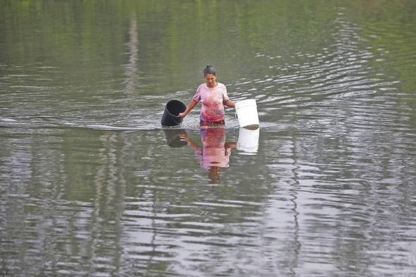 La comunidad se abastece del río para beber agua, lavar la ropa y asearse.