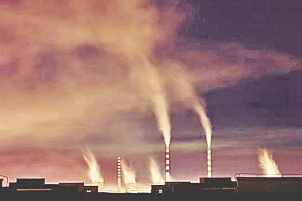 Chimeneas de una planta de energía de carbón emiten humo, en una imagen de archivo en China.