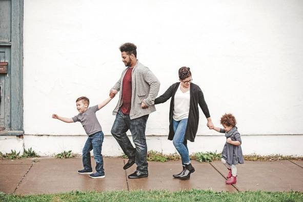 La decisión masculina de permanecer en casa, no debería verse socialmente como algo 'extraordinario'.