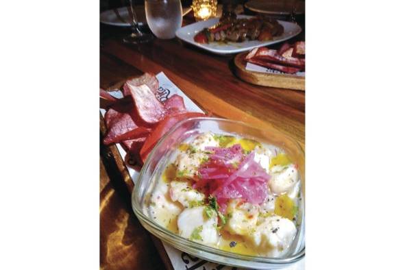 Ceviche de corvina con un toque de maracuyá y 'chips' de otoe