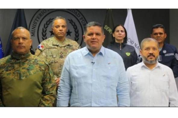 El ministro Juan Manuel Pino junto a los directores de los diversos estamentos de la Fuerza Pública.