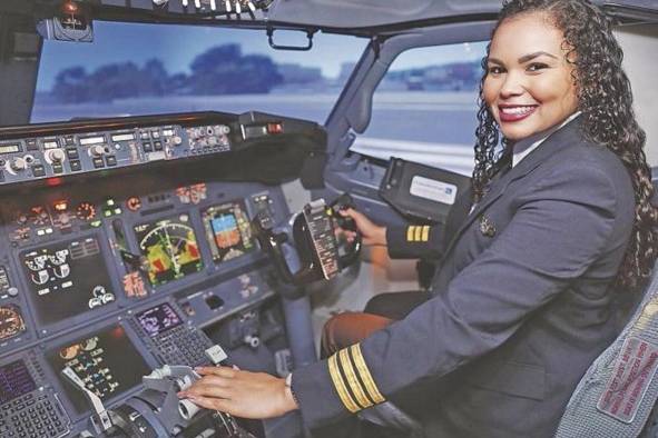 Sarahy Elizondro Piloto. Estudió la carrera de piloto mientras trabajaba como tripulante, lo que representó un reto para ella. Aprovechaba sus días libres para estudiar. Se graduó en la Academia Latinoamericana de Aviación Superior (ALAS) en agosto de 2022. “La clave está en confiar en tu preparación, en que has estudiado y no estamos aquí porque alguien nos lo regaló. Hay que tener mucha disciplina, constancia y responsabilidad”.