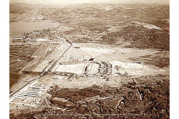 Vista de Fort Clayton en 1927, pocos años después de la construcción de los 36 edificios originales sobre el antiguo 'Vertedero de Miraflores', justo frente a las esclusas del mismo nombre.