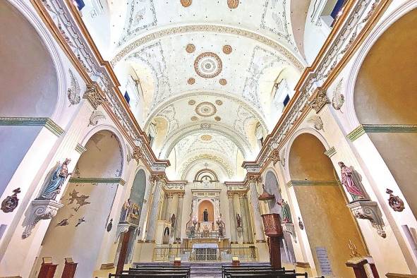 El techo abovedado del oratorio de San Felipe, con estrellas y detalles religiosos, es único en la arquitectura religiosa colonial del istmo.