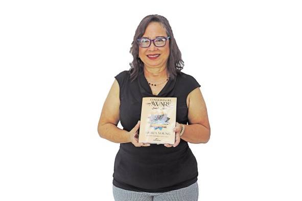 La escritora panameña Gloria Young