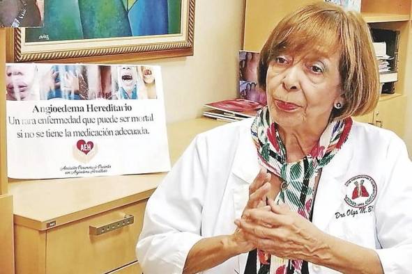 Olga Barrera 'No existen tratamientos adecuados para el angioedema hereditario en Panamá'. “Hay que tratar al paciente con humanidad y con el respeto que se merece; cada día hay que dar lo mejor para la atención de ellos”, este es el lema de la alergóloga panameña Olga Melcina Barrera, quien se graduó de doctora en medicina de la Facultad de Medicina de la Universidad de Panamá, y efectuó su residencia en la primera clínica médica con especialización en alergología e inmunopatología llamada Clínica del Hospital Das Clínicas de la Universidad de São Paulo, Brasil.