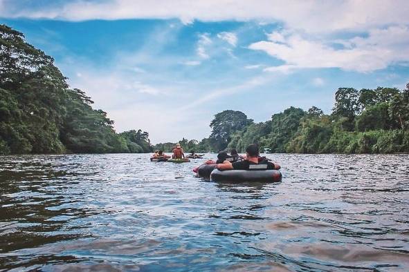 'Tubing' en el río, una actividad relajante.