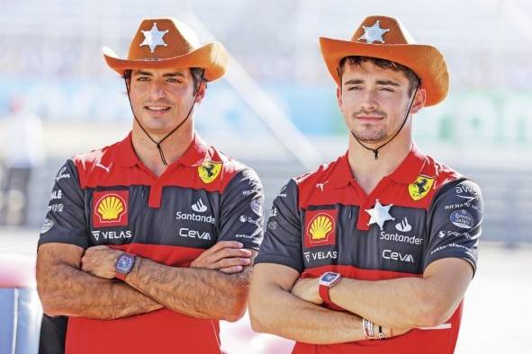 Carlos Sainz (d.) y Charles Leclerc (i.), pilotos de la escudería Ferrari