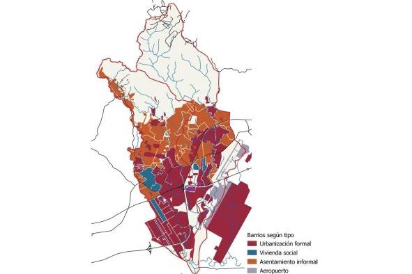 En este mapa se puede observar cómo mientras los barrios formales ocupan las zonas más planas y de mejor acceso, el norte está marcado por el desarrollo urbano informal y precario.