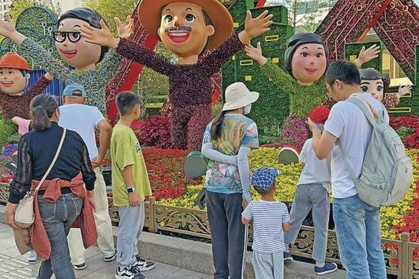 Para la celebración del Día Nacional de China, el 1° de octubre, se adornó la plaza de Tiananmén, en Beijing, con una cesta de flores gigante de 18 metros de altura.