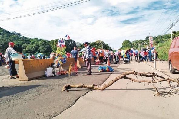 Educadores bloquearon el acceso a la autopista de La Chorrera.