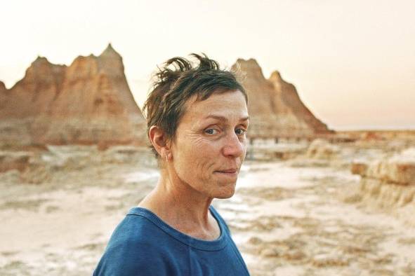 La actriz estadounidense Frances McDormand, al interpretar el papel de Fern, durante una escena de la película 'Nomadland'.