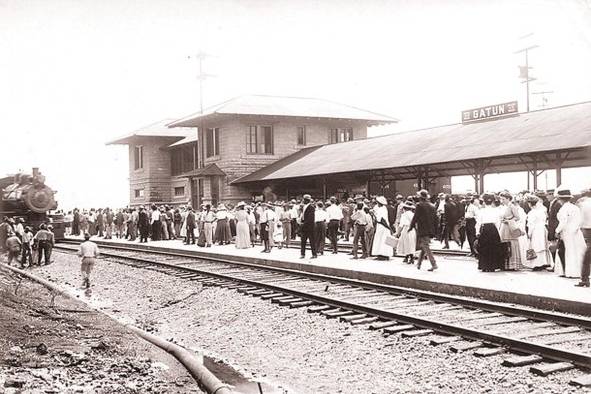 Gatún es un poblado colonial que pasa luego a ser uno de los poblados del ferrocarril y que desaparece con la construcción del Canal, en 1914. En esta imagen, una vista de la estación del ferrocarril antes de su desaparición.