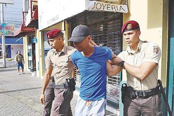 Un 'bien cuidao' siendo detenido por personal de la Policía Municipal.