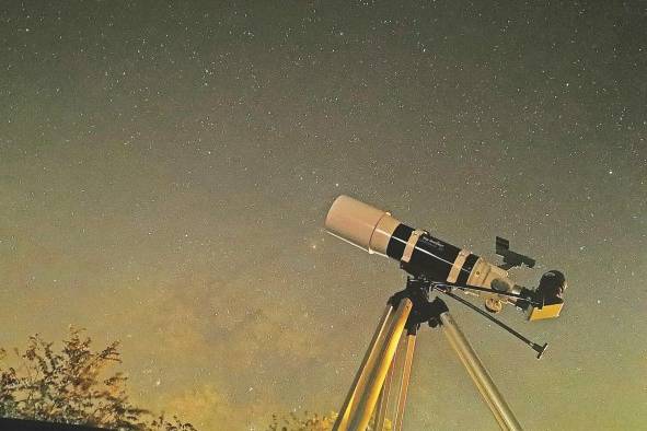 A través de los telescopios se detectan y vigilan los asteroides peligrosos que pudieran impactar a la Tierra.