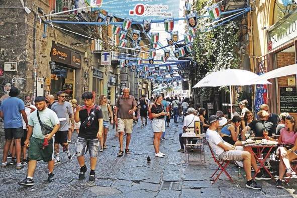 Pasacalles con las caras de los jugadores del Nápoli que ganaron el tercer 'scudetto', presentes en espacios públicos..