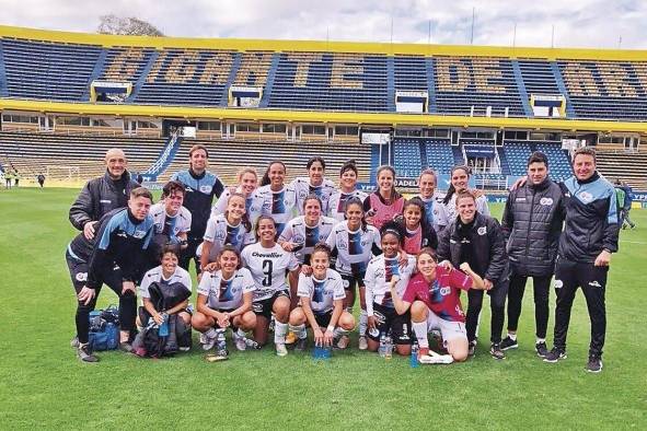 La delantera panameña con su club argentino UAI Urquiza.