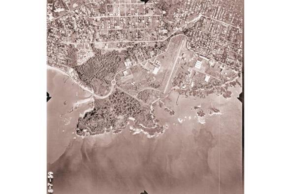 El proceso de urbanización de Paitilla se inicia en 1931, con la construcción del aeropuerto, que luego sería ocupado por los estadounidenses durante la guerra y devuelto a Panamá en 1958. En esta imagen, una vista del sector de Punta Paitilla con el aeropuerto en 1959.