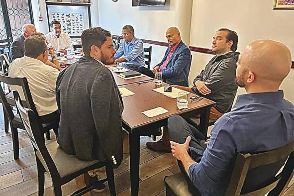 Diversos líderes de grupos independientes se reunieron con el presidente del Movimiento Otro Camino y aspirante presidencial, Ricardo Lombana.