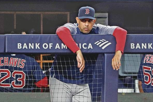 El puertorriqueño Alex Cora abandonó los Medias Rojas en medio de un escándalo